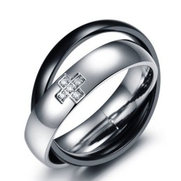 Stabiler Qualitätskreuz-Titanring Für Liebhaber Mit Diamant