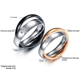 Stabiler Qualitätskreuz-Titanring Für Liebhaber Mit Diamant
