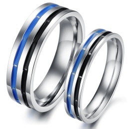 Einfach Zu Verwendender Blau-Schwarzer Titanring Für Liebhaber