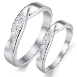 Um Eine Lange Geschichte Zu Haben: Platinierter Titanring Für Liebhaber