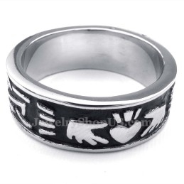 Titanhände Halten Herzförmigen Ring