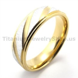Goldener Titanring Mit Diamant