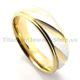 Goldener Titanring Mit Diamant
