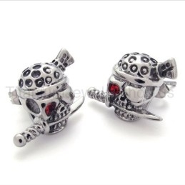 Schwert Und Totenkopf Mit Einem Roten Auge Stitanium Ohrringe