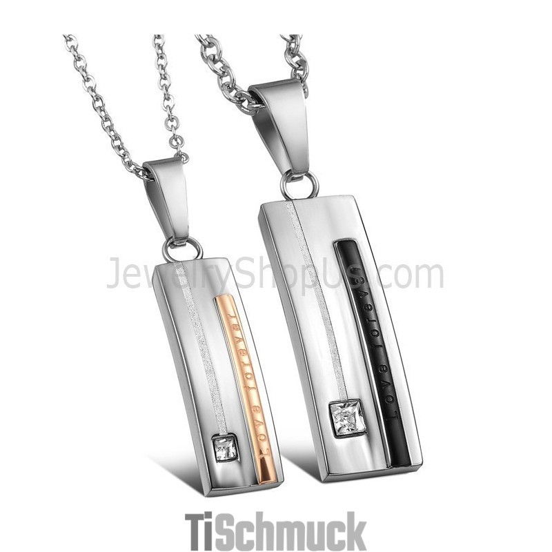 Rechteckiger Titan-Anhänger „Love Forever“ In Schwarz Und Roségold Mit Strasssteinen Und Kostenlosen Ketten C567 Rechteckiger Titan-Anhänger „Love Forever“ In Schwarz Und Roségold Mit Strasssteinen Und Kostenlosen Ketten C567